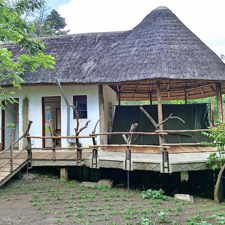 Chimpanzee Capital Safari Lodge Bigodi Exterior foto
