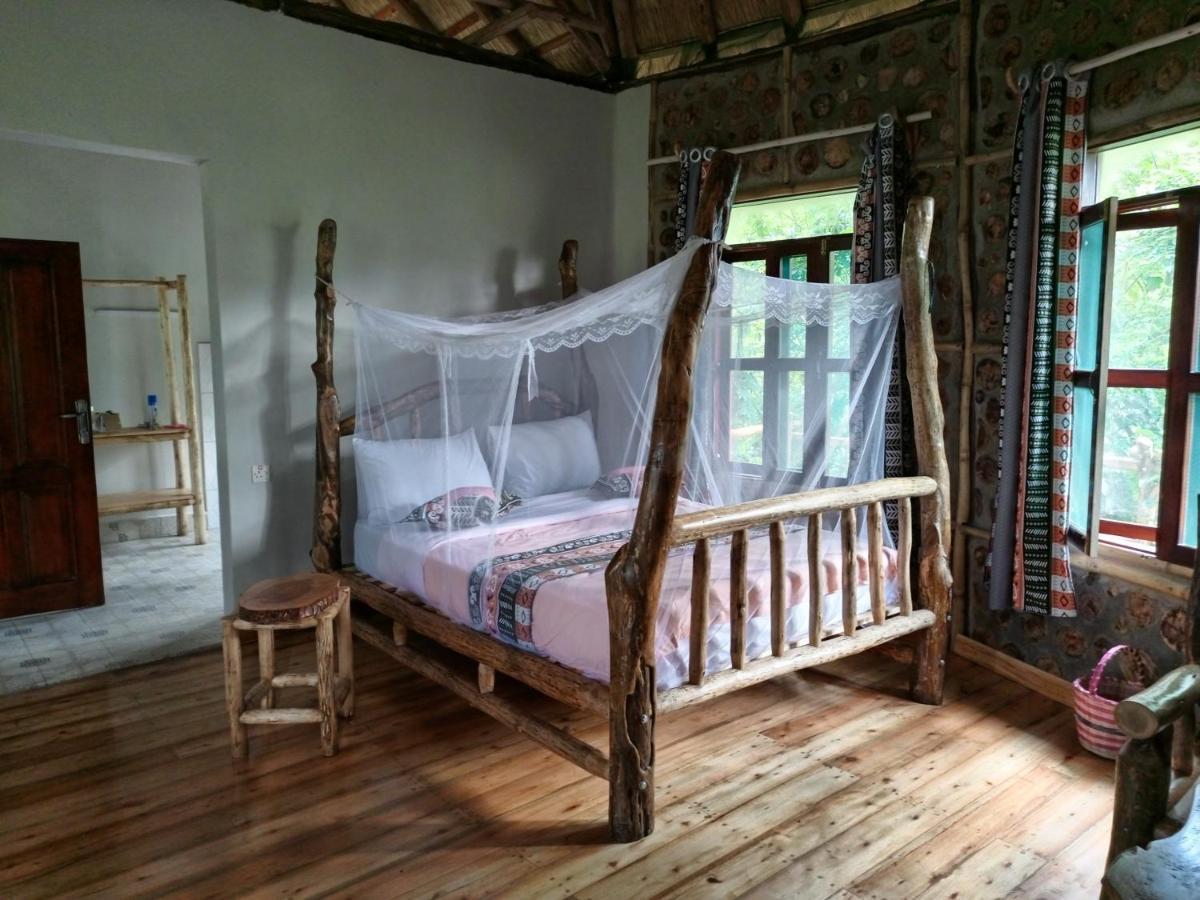Chimpanzee Capital Safari Lodge Bigodi Exterior foto