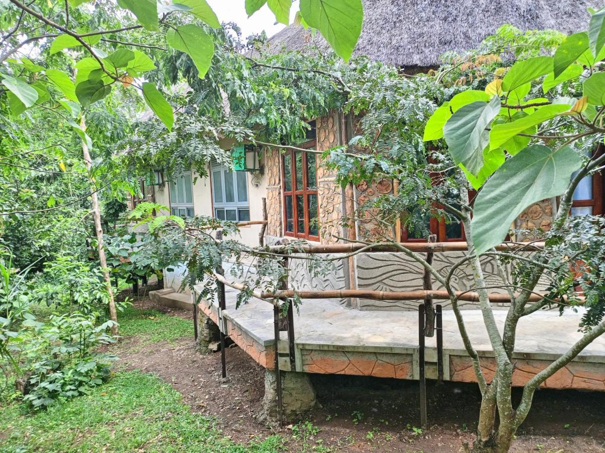 Chimpanzee Capital Safari Lodge Bigodi Exterior foto
